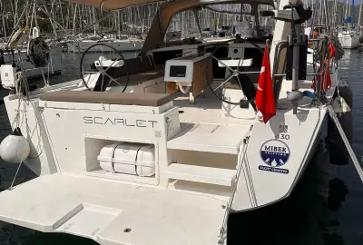 Scarlet - Photo 2