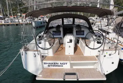 Shaken Not Stirred - Photo 2