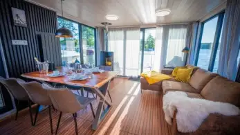 House boat